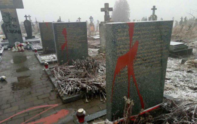 Глава МИД Украины намекнул, кто мог надругаться над польскими памятниками