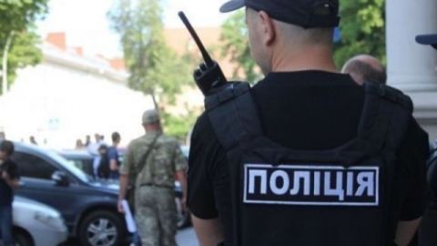 Во Львове мужчина угрожал прохожим пистолетом