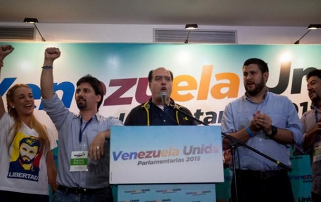 На парламентских выборах в Венесуэле впервые за 17 лет победила оппозиция