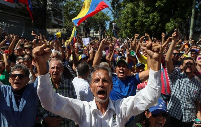 В Венесуэле протестующих давили бронемашинами (видео 18+)