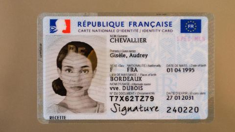 Во Франции презентовали идентификационную карту нового формата