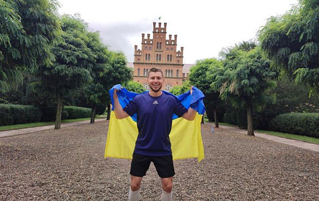 Украинский спортсмен пробежал 250 километров, чтобы собрать деньги для ВСУ: преодолевал путь даже в ливень