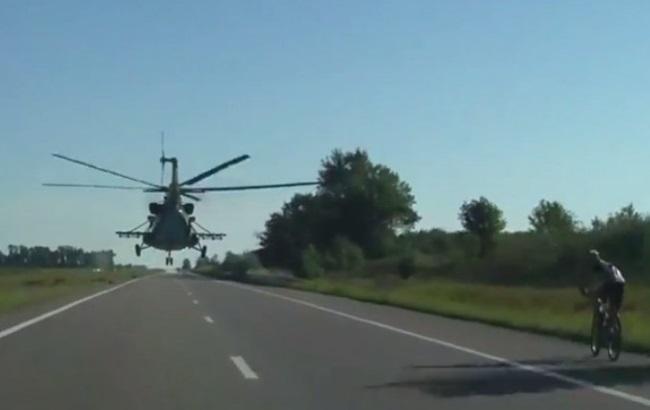 Вертолет ВСУ летит в нескольких метрах над автотрассой: видео