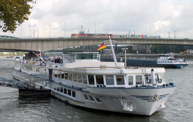 У Німеччині круїзний лайнер врізався в міст, десятки постраждалих