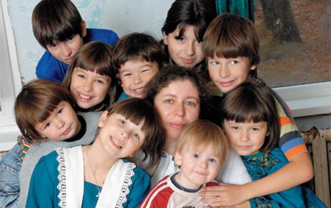 Почти тысяча украинских женщин получили звание "Мать-героиня", - Порошенко