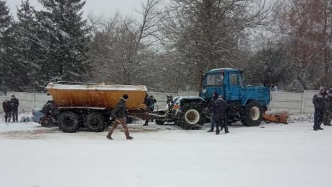У Харківській області трактор наїхав на сім автомобілів та поліцейський ВАЗ