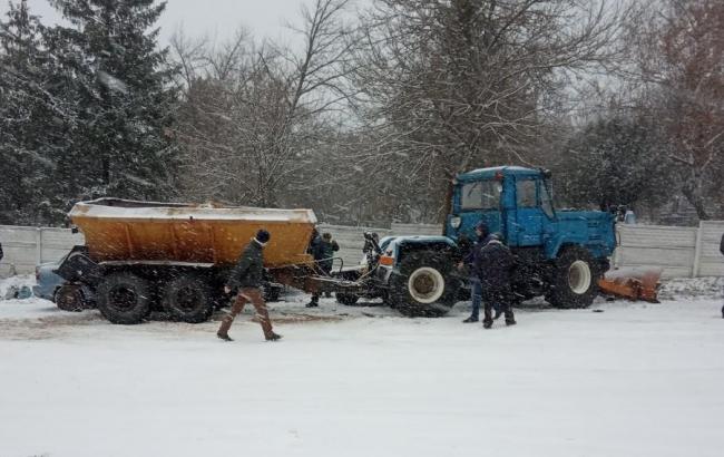 В Харьковской области трактор наехал на семь автомобилей и полицейский ВАЗ