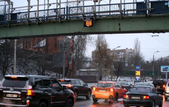 У Києві з'явилося "розумне" табло для регулювання швидкості