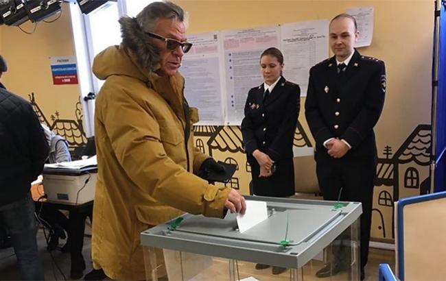 Charlie Hebdo потролив президентські вибори в РФ