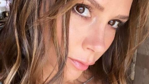 46-летняя Виктория Бекхэм в облегающих джинсах показала безупречный шпагат