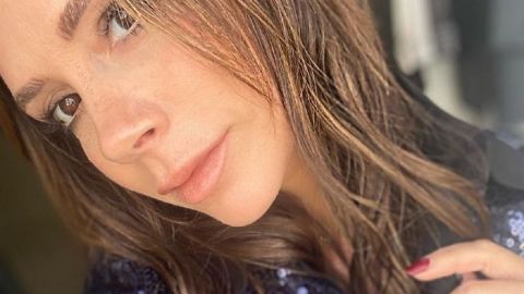 Струнка і гнучка: 46-річна Вікторія Бекхем в піжамі захопила знаменитою розтяжкою