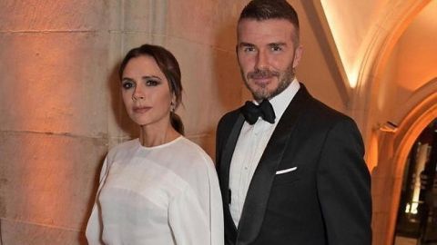 Белая королева: Виктория Бекхэм вышла в свет в стильном наряде и в окружении любимых мужчин