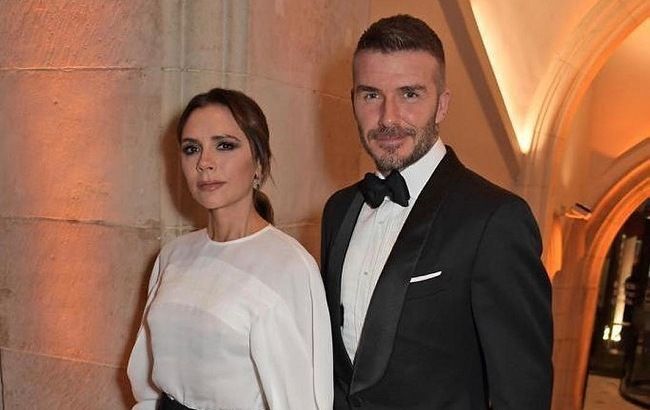 Біла королева: Вікторія Бекхем вийшла в світ у стильному вбранні і в оточенні улюблених чоловіків