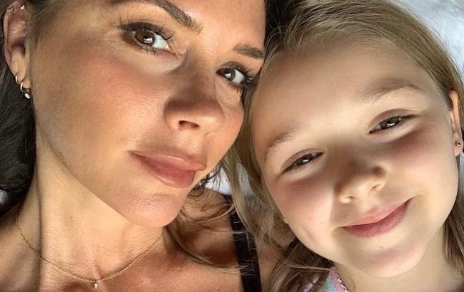 Это очень мило! Виктория и Дэвид Бекхэм с 8-летней Харпер оригинально поздравили всех с Днем доброты (видео)