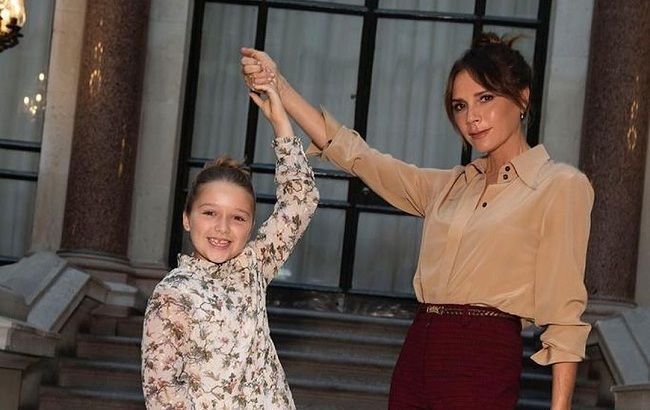 В школьной форме за книжкой: Виктория Бекхэм умилила сеть прилежностью 8-летней дочери