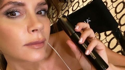 Вечерний образ за 20 минут: Виктория Бекхэм учит создавать праздничный макияж