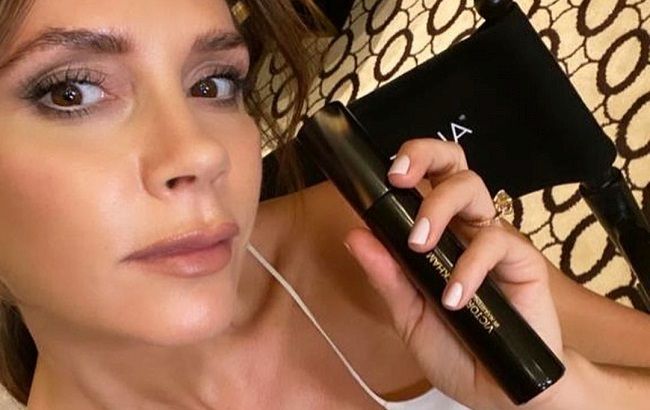 Вечірній образ за 20 хвилин: Вікторія Бекхем учить створювати святковий макіяж