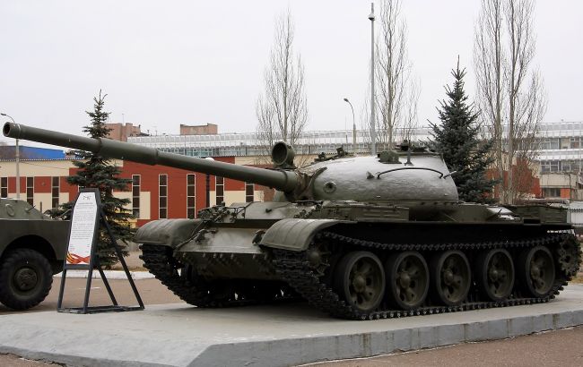 Российские военные привезли в Мелитополь раритетные танки Т-62