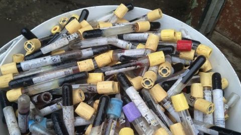 Свалки COVID-отходов: на старых складах нашли тонны опасного мусора