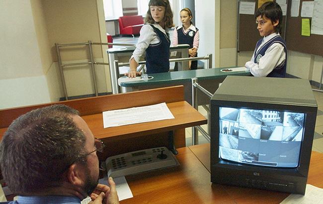 У школах Києва хочуть встановити відеоспостереження