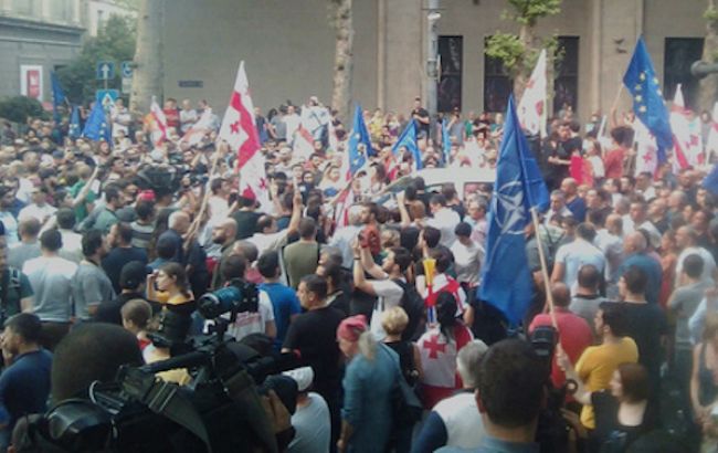 У Тбілісі біля парламенту відбулися зіткнення між двома групами демонстрантів
