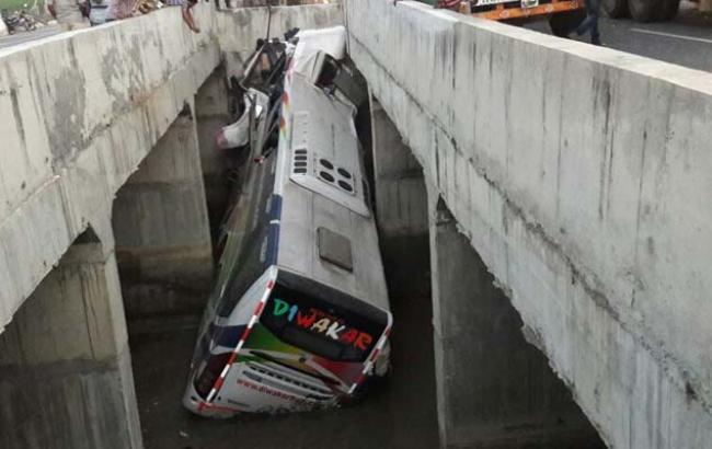 В Индии автобус упал в канал, 8 погибших