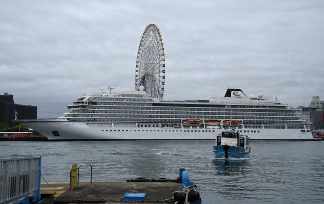 Большой морской лайнер "застрял" у берегов Австралии с пассажирами: в чем причина