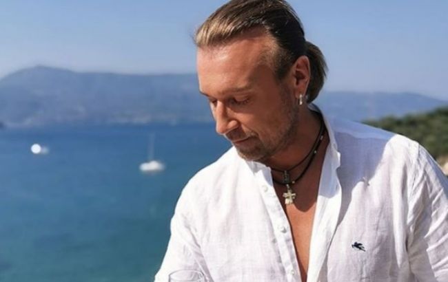 Як можна бути таким прекрасним? Винник на острові з келихом зачарував шанувальниць (фото)