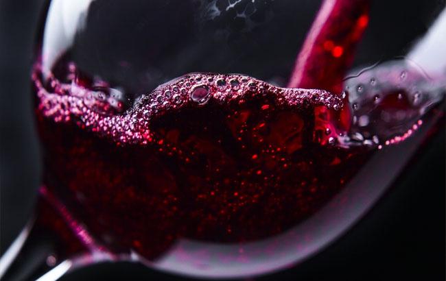 Ученые сравнили пользу от красного вина с занятиями на тренажерах