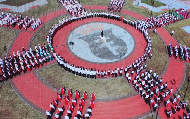 Колядку "Щедрик" исполнили среди лета и установили рекорд: вот это мощь!