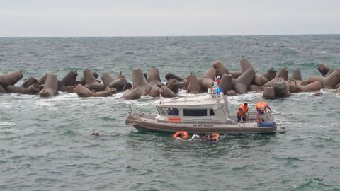 В Севастополе затонуло судно, трех пассажиров эвакуировали спасатели