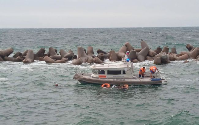 У Севастополі затонуло судно, трьох пасажирів евакуювали рятувальники