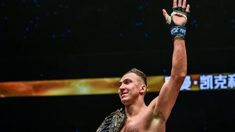 Украинец фантастическим нокаутом стал чемпионом мира: видео яркого боя