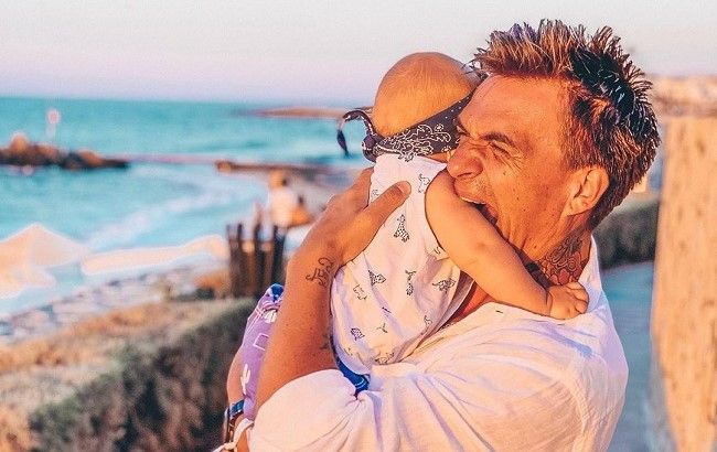 "Перебрал немного на солнышке": Влад Топалов поделился забавным фото с сыном