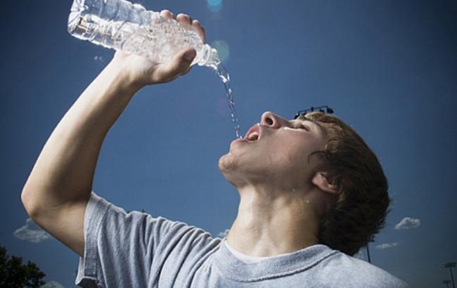 У ДСНС дали поради українцям, як уберегтися від зневоднення організму у спеку