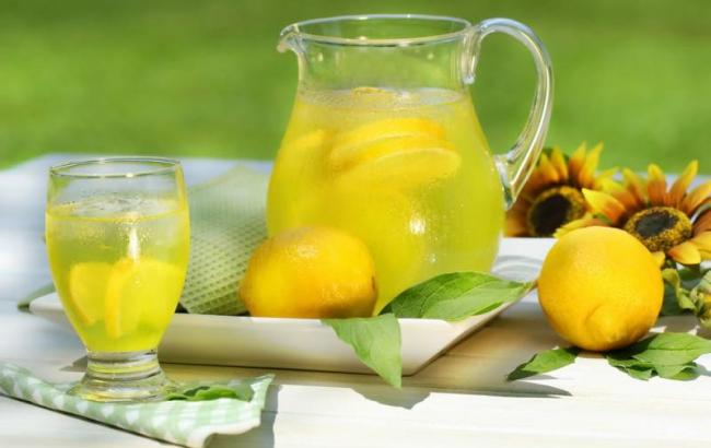 Вода з лимоном: фахівці назвали 12 корисних властивостей цього напою