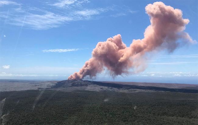 На Гавайях эвакуируют людей из-за извержения вулкана
