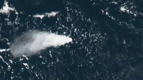 В Японии подводный вулкан создал новый остров после извержения