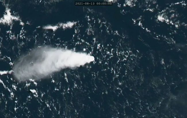 У Японії підводний вулкан створив новий острів після виверження