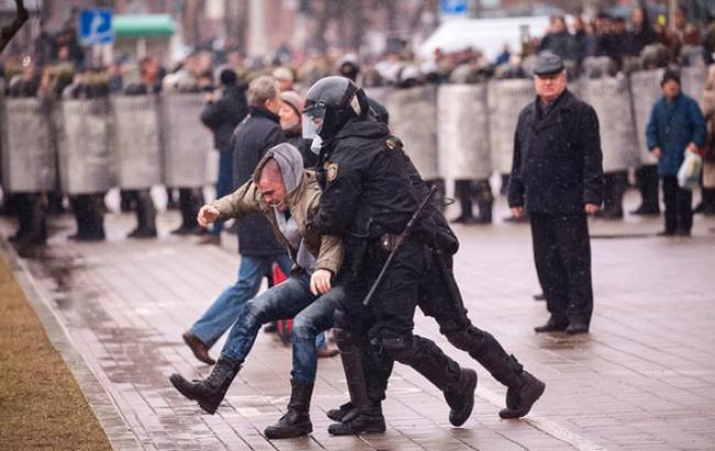Жесткий разгон мирных участников акции в Минске показали с высоты птичьего полета