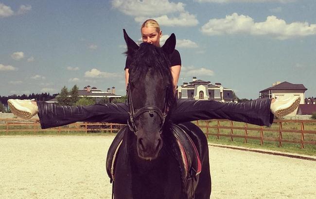 Смертельный номер: Анастасия Волочкова испугала лошадь коронным шпагатом