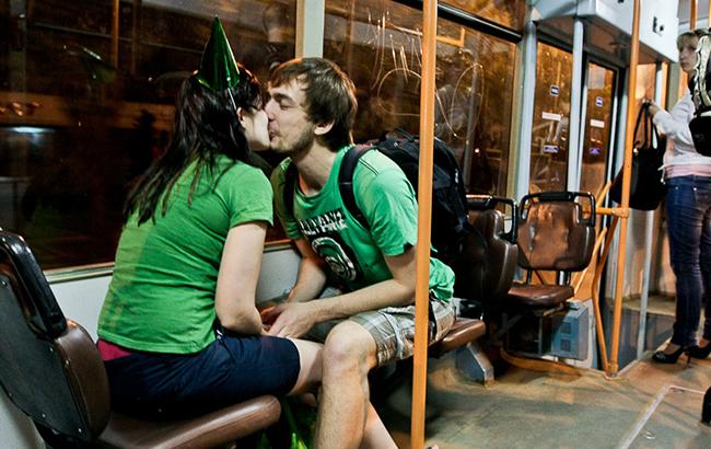 День святого Валентина: в Киеве влюбленных будут возить на трамвае за поцелуй