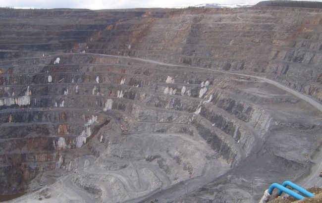 В России произошел обвал на руднике, 150 шахтеров остаются под землей
