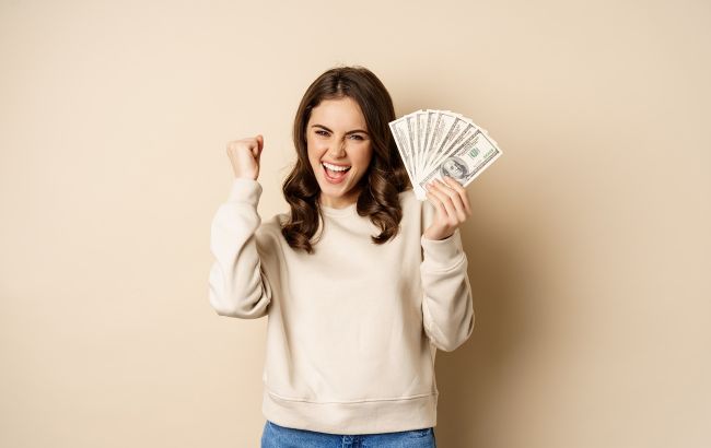 Только 3 знака Зодиака будут купаться в деньгах в августе: кто в списке