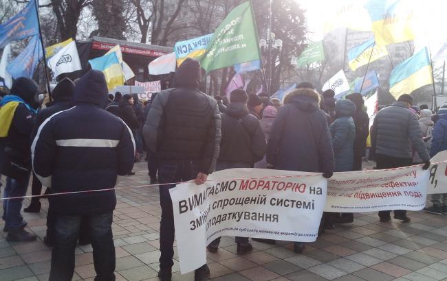 Митинг "упрощенцев" из-под Рады переместился к Кабмину