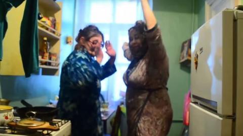 Пенсионерки поддержали дерзкий флешмоб российских курсантов (видео)