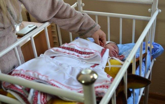 "Рожденные в рубашке": новорожденным украинцам подарили первые вышиванки