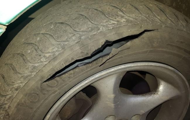 У Києві водій Bentley зачепив припарковане авто і помстився його власнику, порізавши колеса