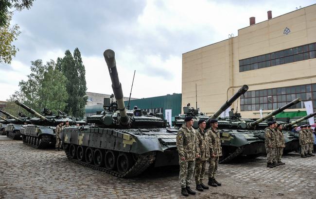 Турчинов передал военным 16 танков и БТР