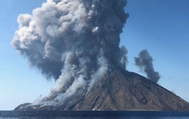 В Італії прокинувся вулкан Стромболі: потужний вибух потрапив на відео